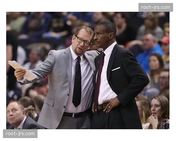 球员更衣室凝聚力受挑战，教练决策需兼顾心理因素